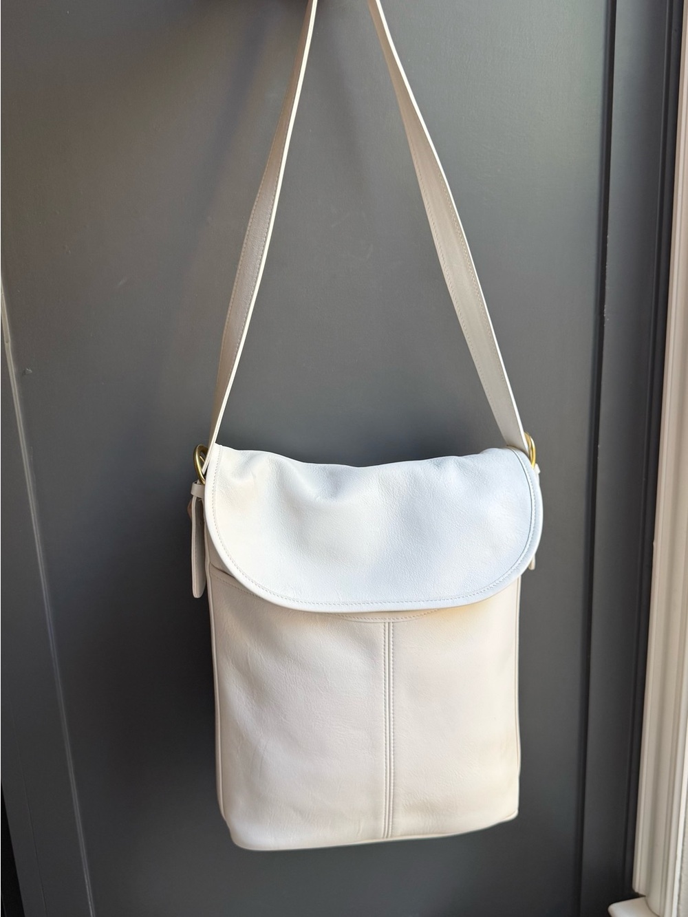 Vintage Unbranded Cream/White
Leather Flap Crossbody Bag -
Excellent Interior